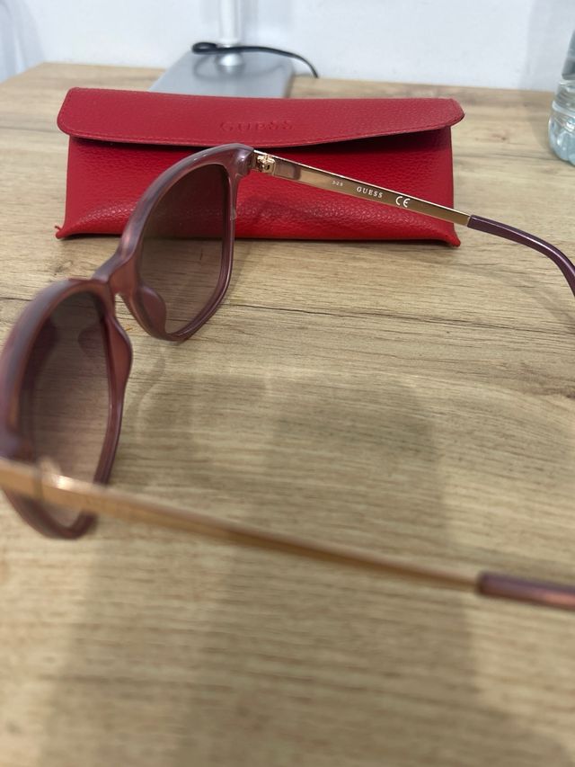 Gafas de sol Guess rosas y moradas