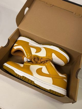 Nike Dunk Low Amarillo y Blanco