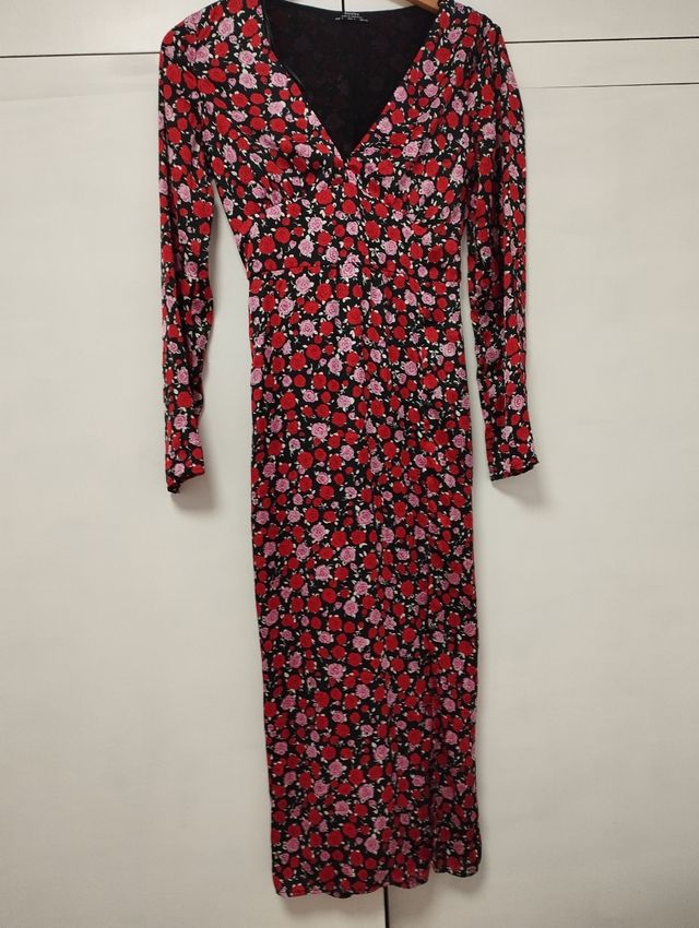 Vestido floral de Bershka rojo y rosa.
