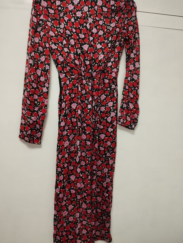 Vestido floral de Bershka rojo y rosa.