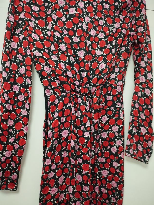 Vestido floral de Bershka rojo y rosa.