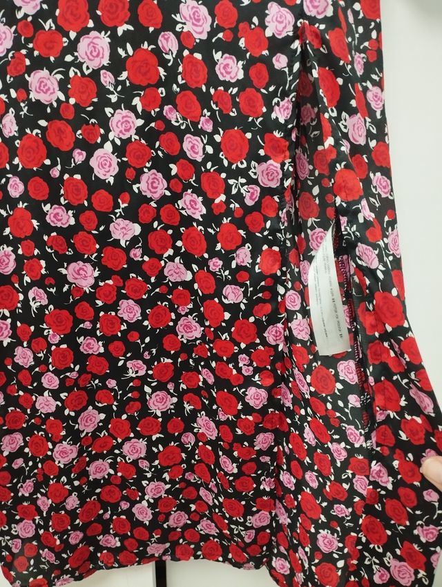 Vestido floral de Bershka rojo y rosa.