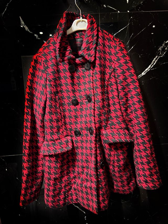 Cappotto invernale rosso e nero