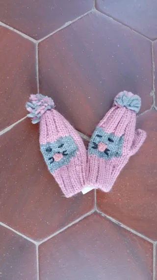 Lote de guantes y manoplas infantiles