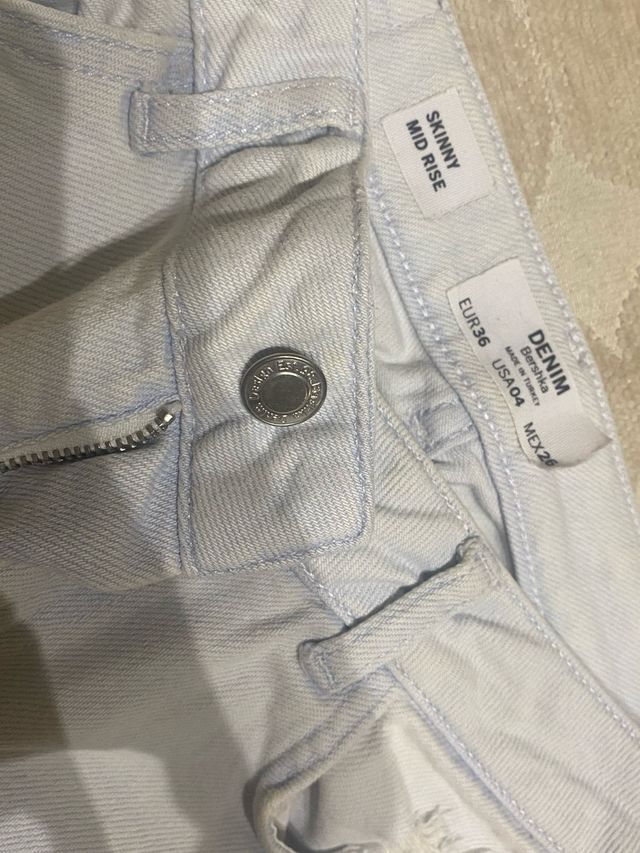 Jeans vaqueros Bershka.