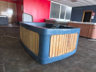 Jacuzzi Azul con Detalles Madera