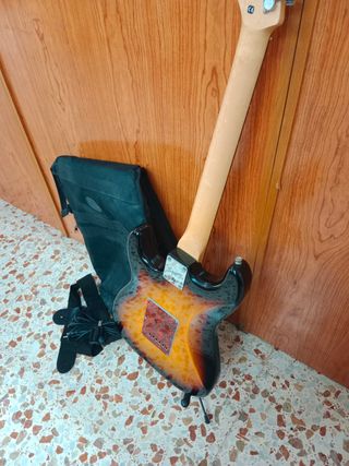 GUITARRA ELÉCTRICA FENDER SQUIER STRAT