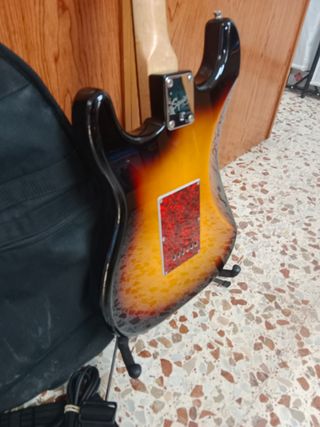 GUITARRA ELÉCTRICA FENDER SQUIER STRAT