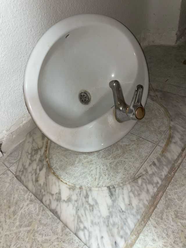 Lavabo de cerámica con detalles en mármol