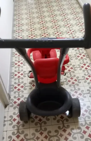 Triciclo infantil rojo y gris