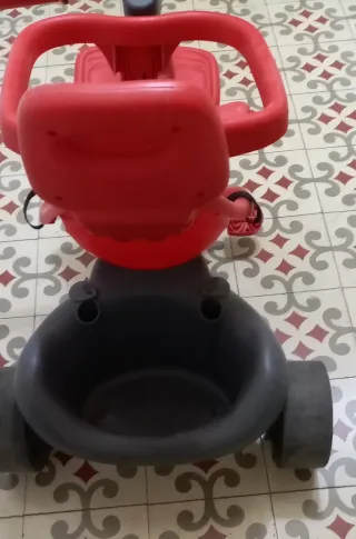 Triciclo infantil rojo y gris
