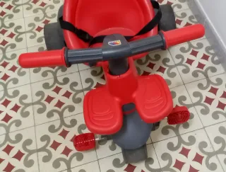 Triciclo infantil rojo y gris