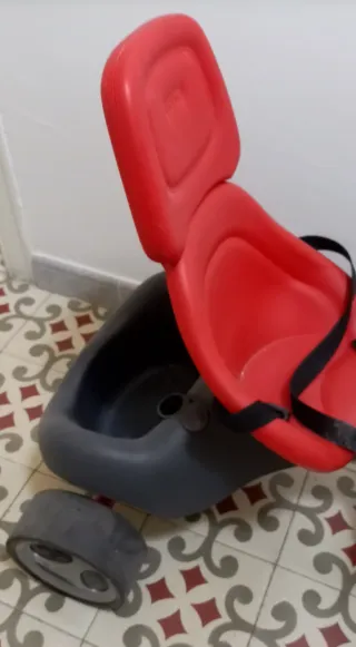 Triciclo infantil rojo y gris