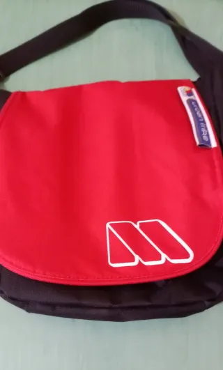 Triciclo infantil rojo y gris