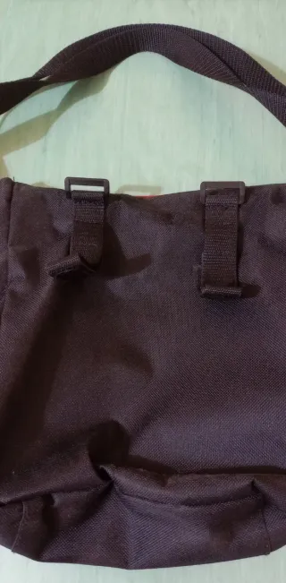 Triciclo infantil rojo y gris