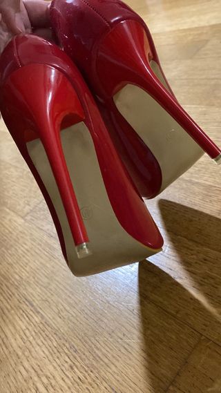 Tacchi rossi lucidi eleganti