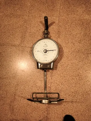 Báscula DINA antigua colgante