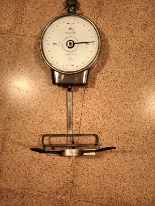 Báscula DINA antigua colgante