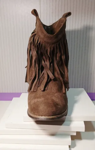 Botines tacón flecos ante marrón