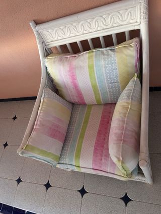 Butaca de mimbre con cojines