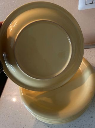 Set di piatti gialli in ceramica