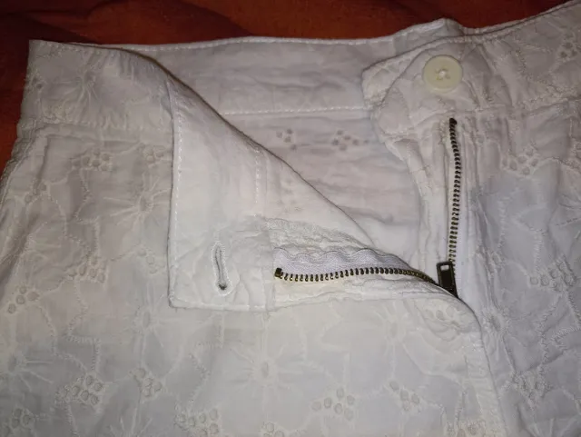Pantalón corto blanco mujer bordado
