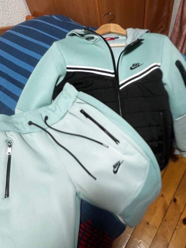 Conjunto deportivo Nike negro y verde