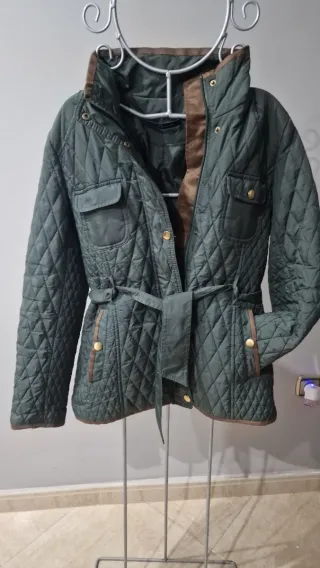 Chaqueta acolchada verde con cinturón