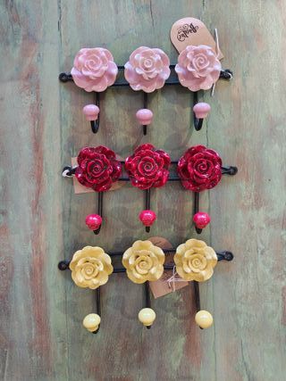 Perchero de pared con flores de cerámica