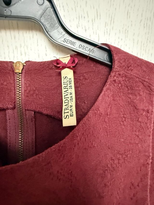 Vestido granate con cremallera