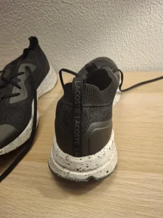 Zapatillas Lacoste Negras y Blancas Neo Run Eco