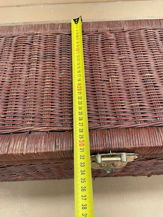 Baúl antiguo de mimbre con detalles metálicos