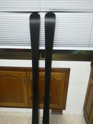 Esquís con fijaciones de mujer, marca Atomic