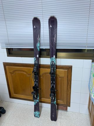 Esquís con fijaciones de mujer, marca Atomic