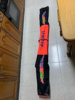 Esquís con fijaciones de mujer, marca Atomic