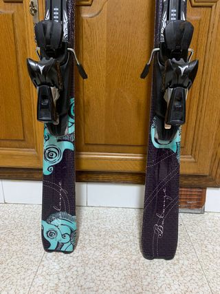 Esquís con fijaciones de mujer, marca Atomic