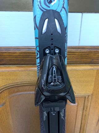 Esquís con fijaciones de mujer, marca Atomic