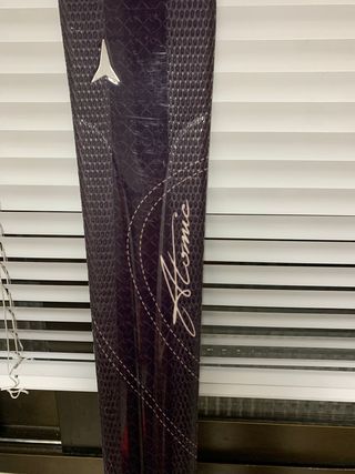 Esquís con fijaciones de mujer, marca Atomic