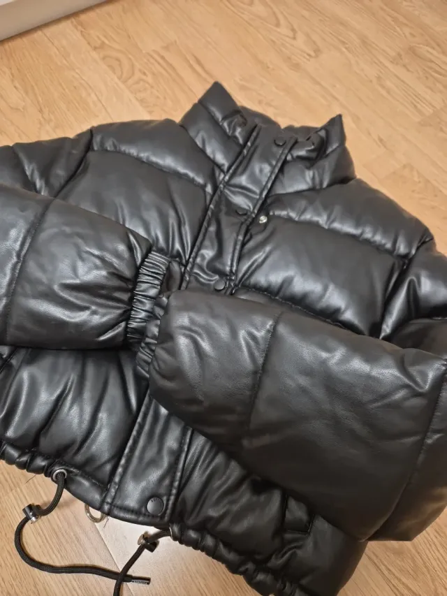 Cazadora Bershka efecto piel negra