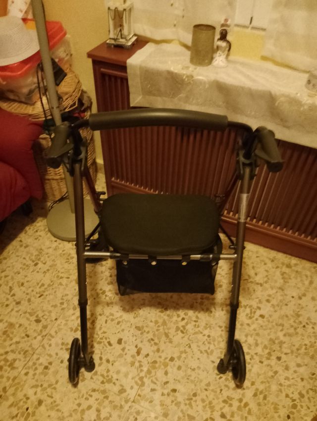 Andador con asiento y ruedas