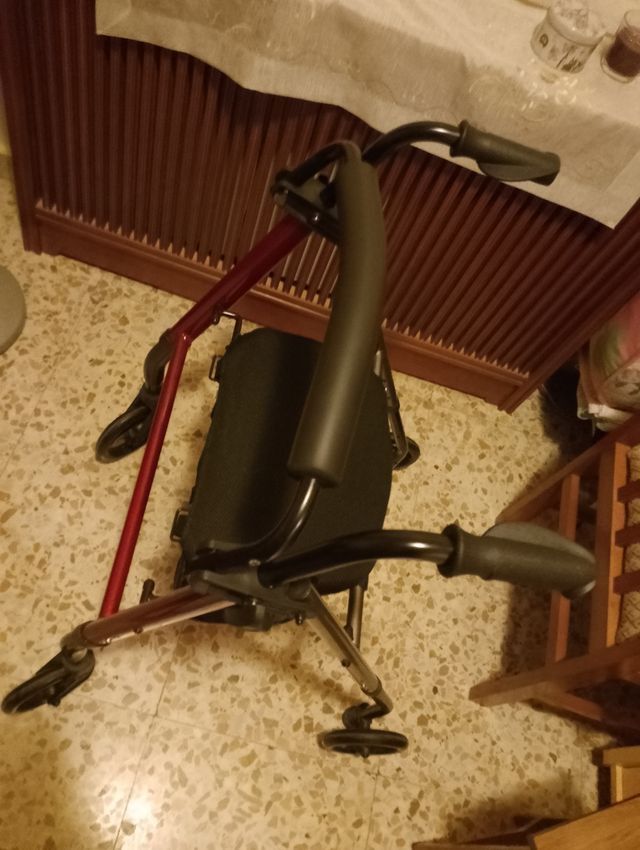 Andador con asiento y ruedas