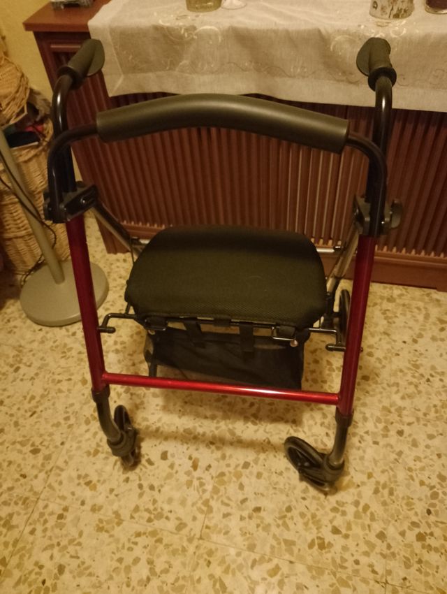 Andador con asiento y ruedas