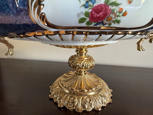 Frutero Porcelana y Bronce Decorado Flores