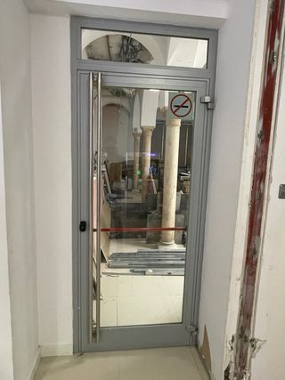 Puerta aluminio y vidrio de seguridad