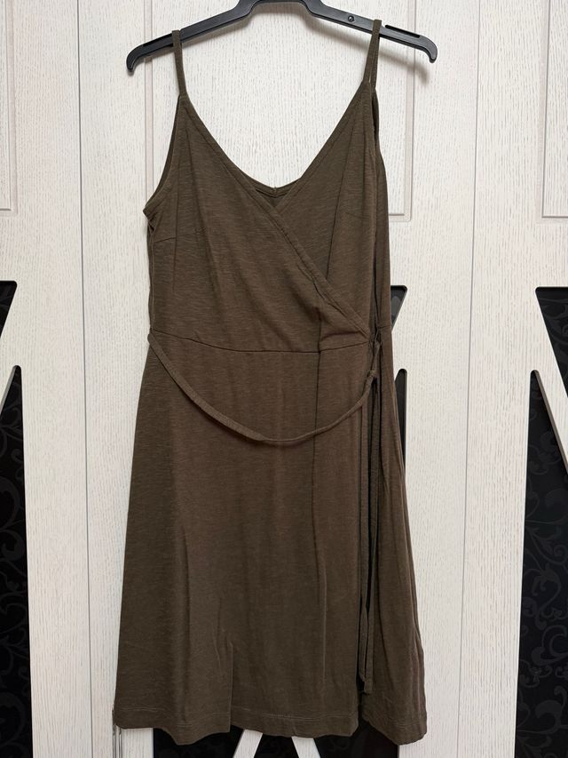 Vestido cruzado verde oliva