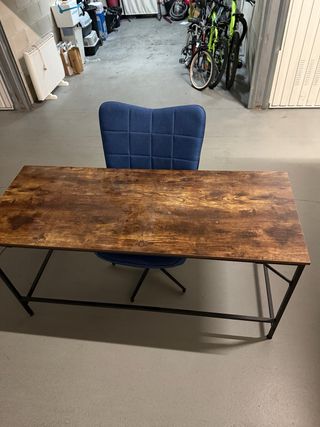 Mesa de oficina y silla azul