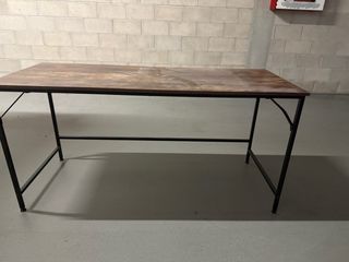 Mesa de oficina y silla azul