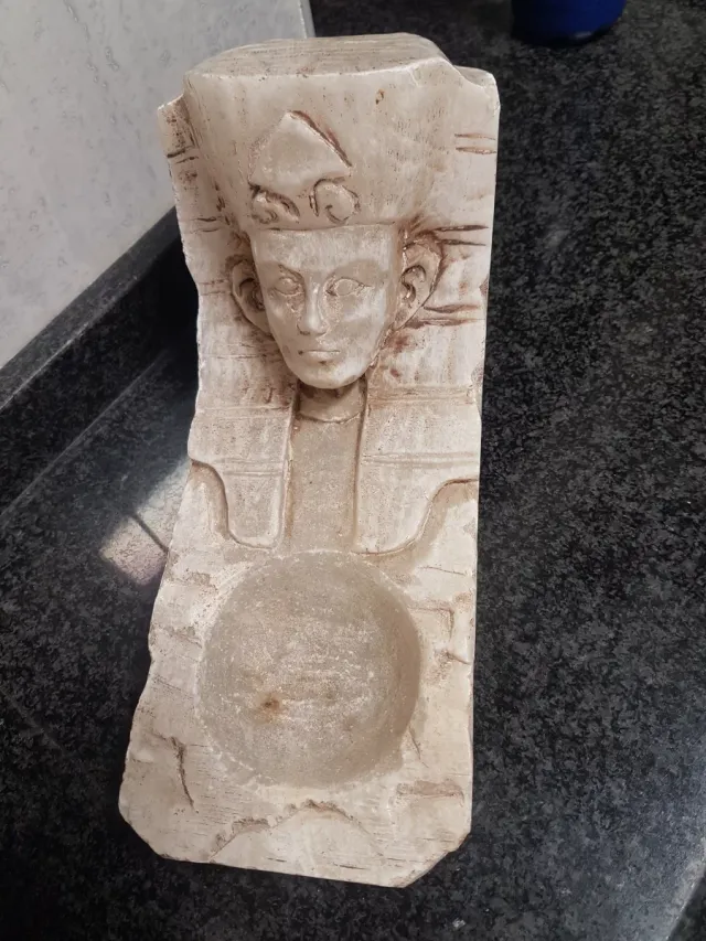 Antico pezzo di marmo in stile egizio