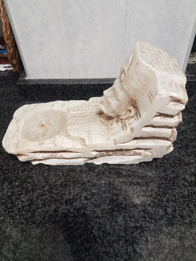 Antico pezzo di marmo in stile egizio