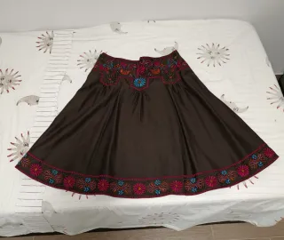 Falda marrón con flores bordadas